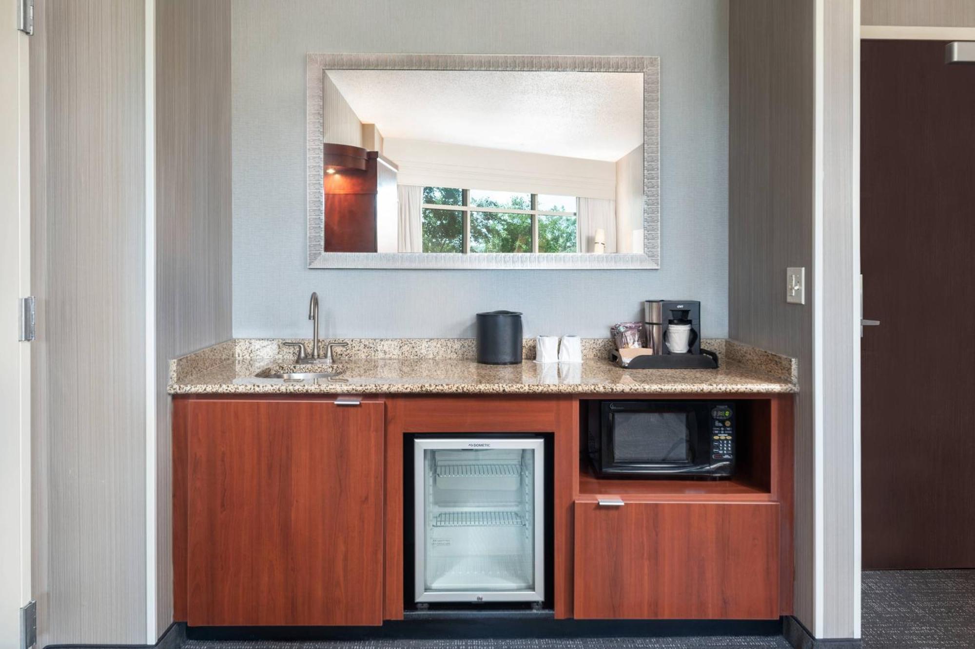 Courtyard By Marriott Greenville Downtown Exteriör bild