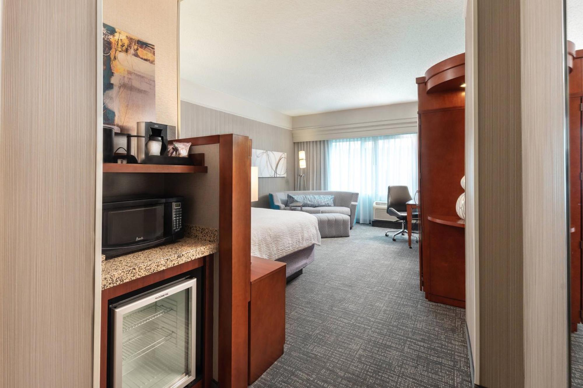 Courtyard By Marriott Greenville Downtown Exteriör bild