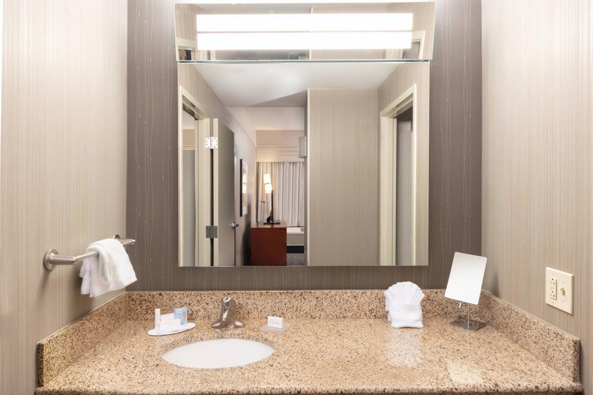 Courtyard By Marriott Greenville Downtown Exteriör bild